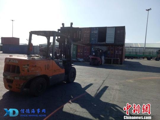 该批大豆将以进料加工贸易方式申报进境，并在大连口岸经过筛选、换包装后最终出口日本。　崔兆丰 摄