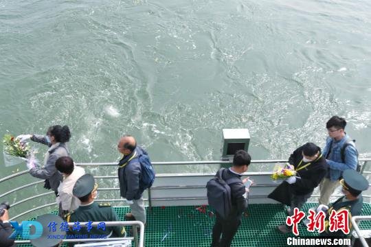 4月2日,2018年北京市骨灰撒海启航仪式暨年度首次骨灰撒海活动在“国宾9号”骨灰撒海专用船上盛大举行。 陈硕 摄 点击进入下一页