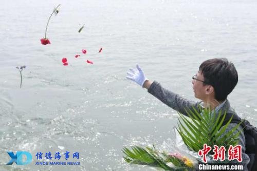 4月2日,2018年北京市骨灰撒海启航仪式暨年度首次骨灰撒海活动在“国宾9号”骨灰撒海专用船上盛大举行。 陈硕 摄 点击进入下一页
