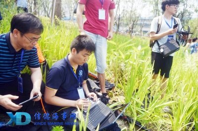 选手们在河边操控智能船艇。司新利张卓君庄剑翔摄 选手们在河边操控智能船艇。司新利张卓君庄剑翔摄