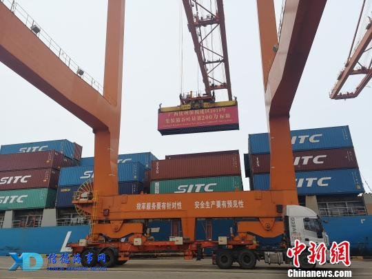 图为“海丰海防”号集装箱班轮正在装货。　陈燕 摄