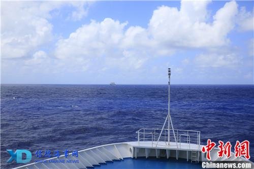 海平面上,远望3号船身影出现。王煦之
摄 海平面上,远望3号船身影出现。王煦之
摄