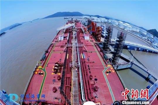 图为一艘30万吨级油轮在岙山石油中转卸油。浙江自贸区管委会提供 图为一艘30万吨级油轮在岙山石油中转卸油。浙江自贸区管委会提供