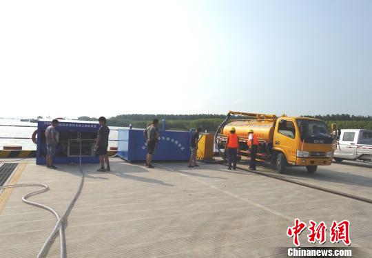 江苏首套智能北斗船舶生活污水接收装置投用。 陈福广 摄 江苏首套智能北斗船舶生活污水接收装置投用。 陈福广 摄