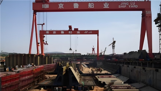 中国山东蓬莱船厂再做突破，3+3艘苏伊士